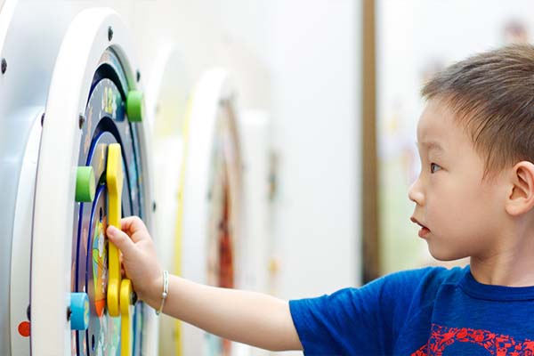 Bambino che gioca con il gioco da parete della collezione IKC Classic