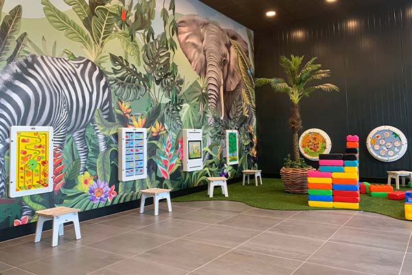 IKC | angolo per bambini nel Garden Centre Vechtweelde con rivestimento murale