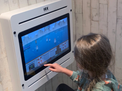 jeu mural avec console de jeux pour enfants dans un restaurant