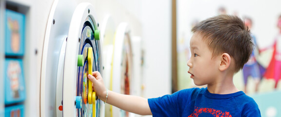 Bambino che gioca con il gioco da parete della collezione IKC Classic