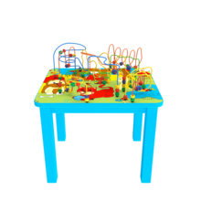 Kindertafel voor in een kinderhoek of wachtruimte met kralen voor het stimuleren van de fijne motoriek | IKC speelsystemen